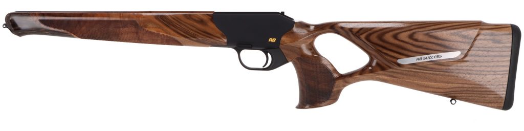 Blaser R8 Success, Repetierbüchse mit Thumbhole-Schaft in Seitenansicht auf neutralem Hintergrund.